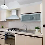 Guesthost - Bright With Balcony Apartment