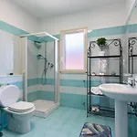 Guesthost - Bright With Balcony Apartment