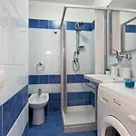 Guesthost - Bright With Balcony Apartment *