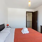 Guesthost - Bright With Balcony Apartment *