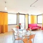 Guesthost - Bright With Balcony Apartment