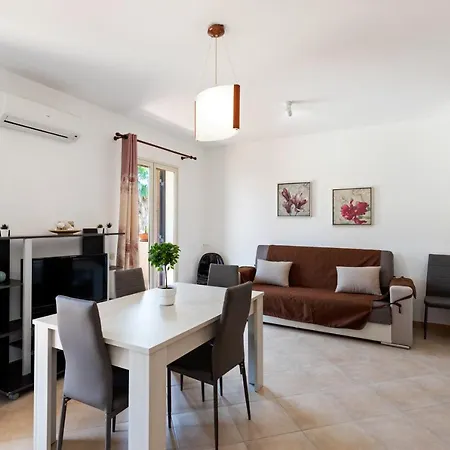 Guesthost - Bright With Balcony Appartamento Giardini Naxos