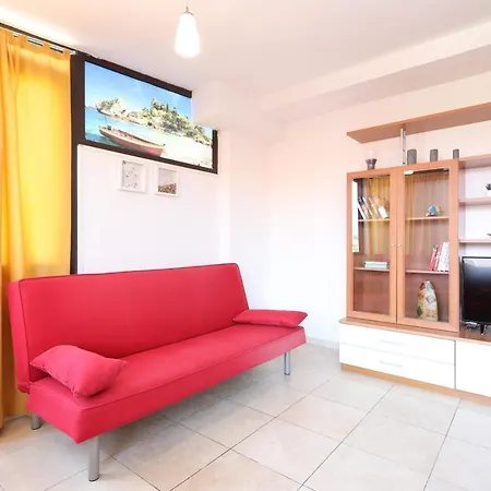 Guesthost - Bright With Balcony Apartment