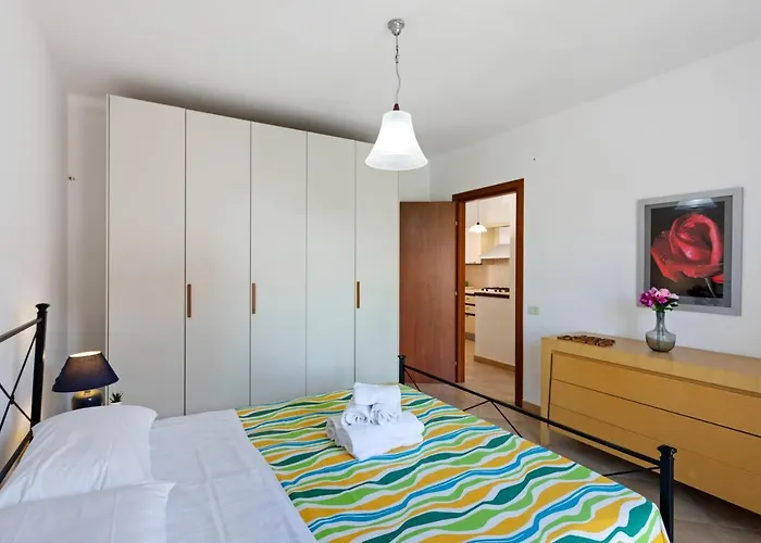 Guesthost - Bright With Balcony