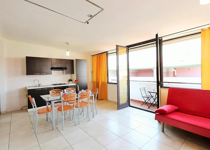 Guesthost - Bright With Balcony Appartamento Giardini Naxos