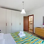 Guesthost - Bright With Balcony