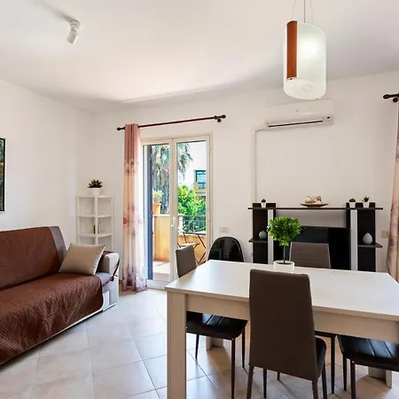 Guesthost - Bright With Balcony