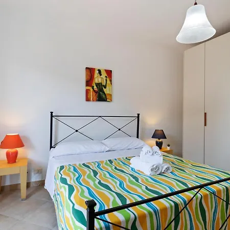 Guesthost - Bright With Balcony Apartment *