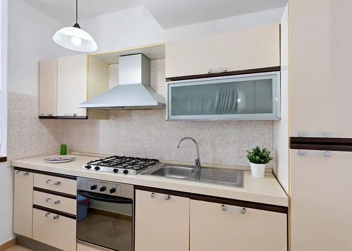 Guesthost - Bright With Balcony Apartment