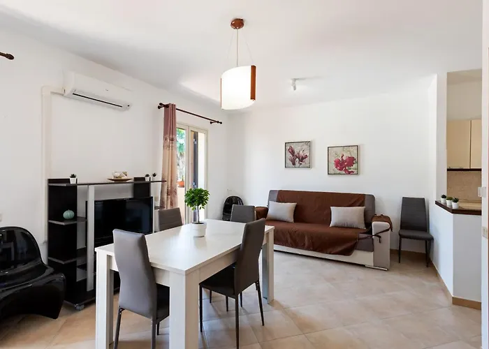Guesthost - Bright With Balcony Apartment Giardini Naxos