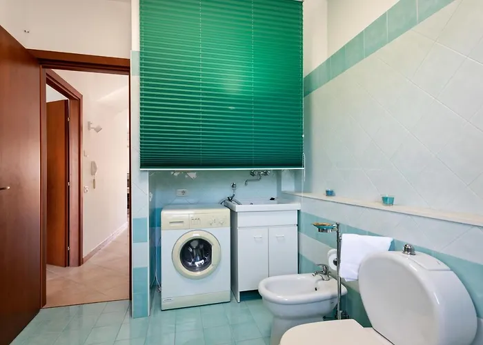 Guesthost - Bright With Balcony Apartment *