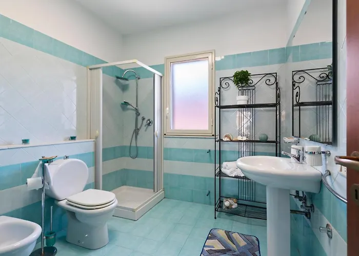 Guesthost - Bright With Balcony Apartment