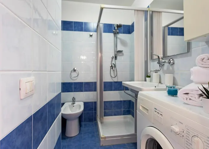 Guesthost - Bright With Balcony Apartment *