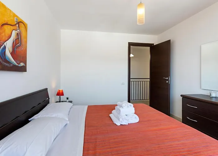 Guesthost - Bright With Balcony Apartment *