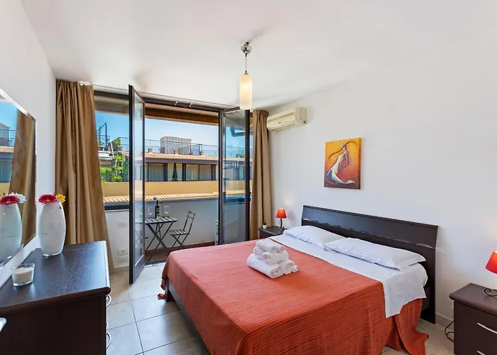 Guesthost - Bright With Balcony *