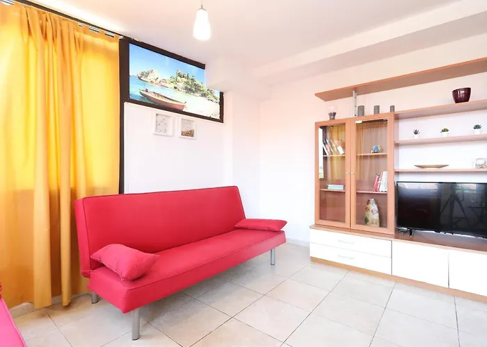 Guesthost - Bright With Balcony Apartment