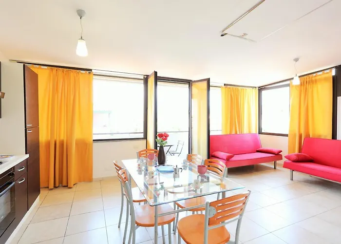 Guesthost - Bright With Balcony Apartment